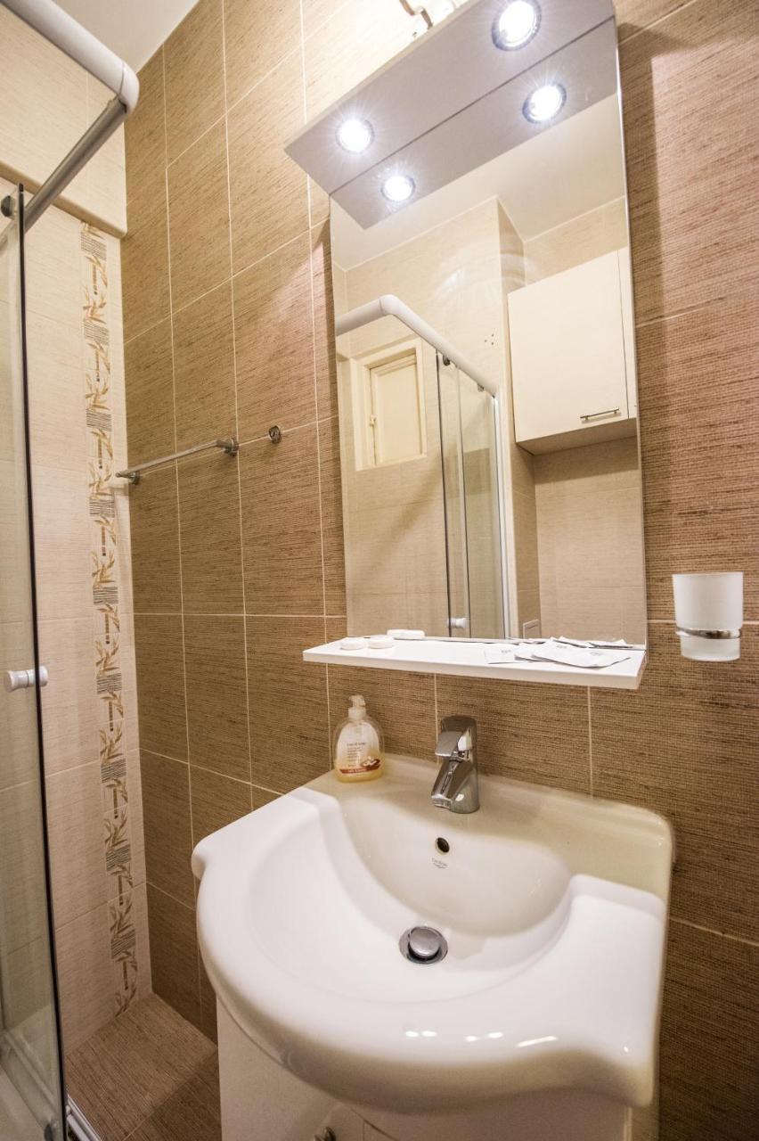Universitate 1 Apartment Bukares Bagian luar foto